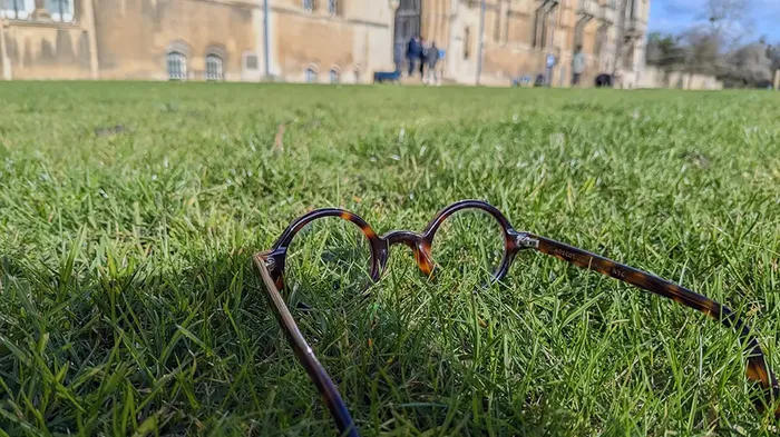 Briller lagt ned i gresset. Foto: M. Mjaaland