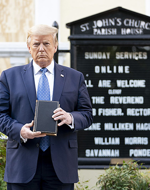 Trump foran kirke