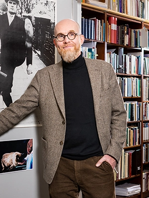 Foto av Anders Runesson stående i kontordøra