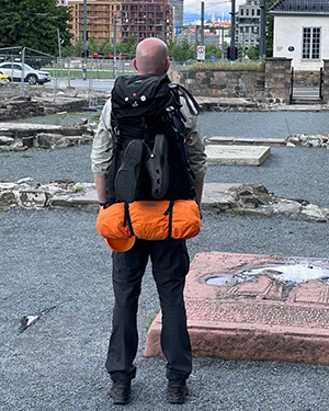 Anders Runesson med pakket sekk på ryggen